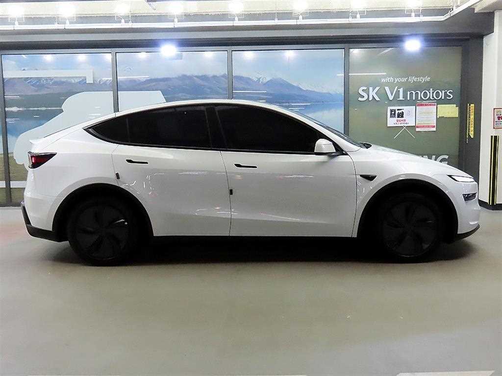 Tesla Model Y — photo 04