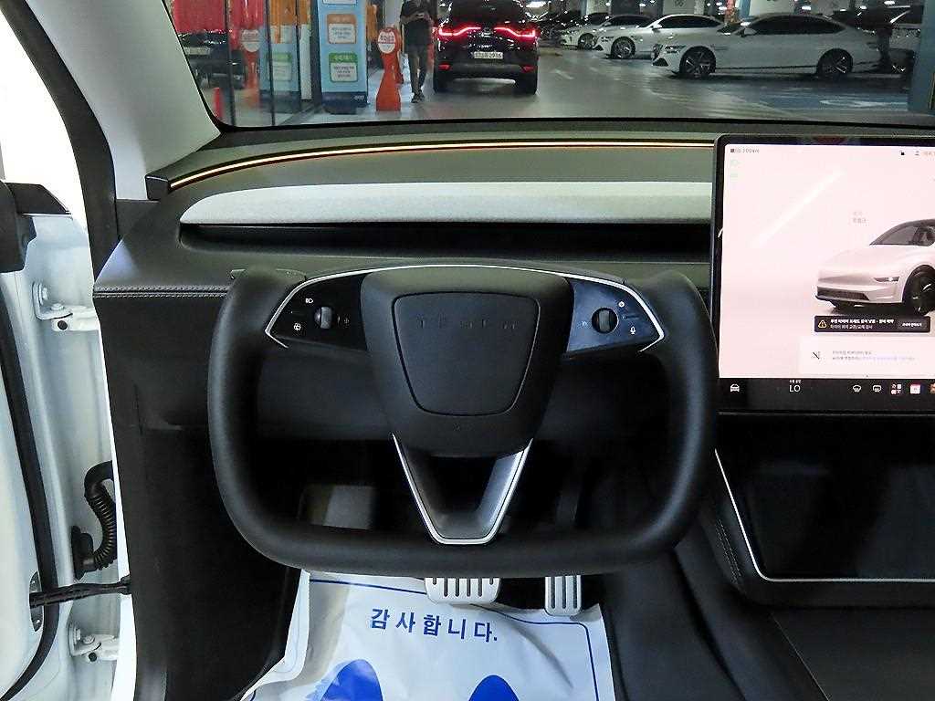 Tesla Model Y — photo 09