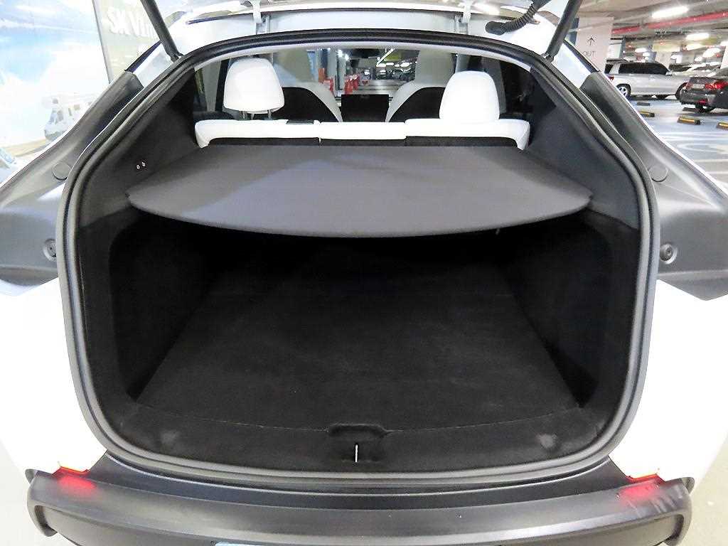 Tesla Model Y — photo 17
