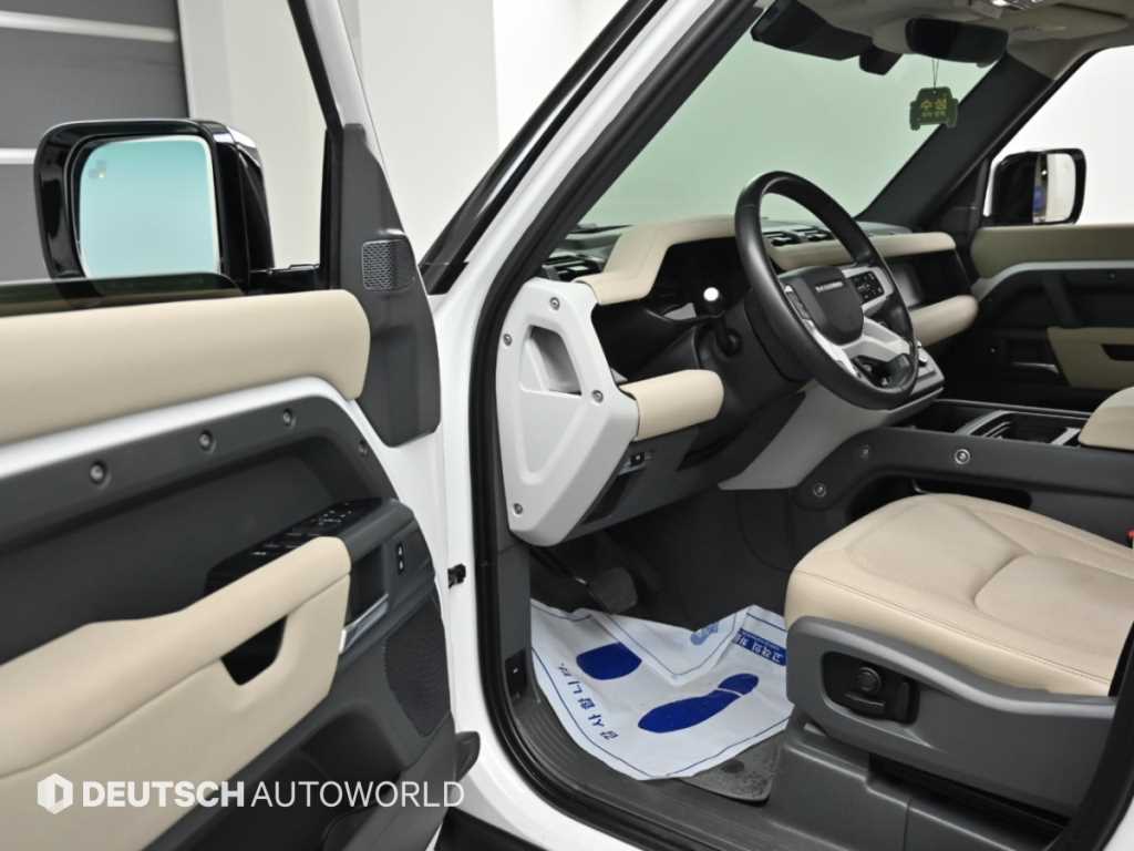 Land Rover Defender — photo 11