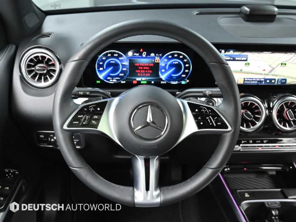 Mercedes-Benz EQB — photo 13