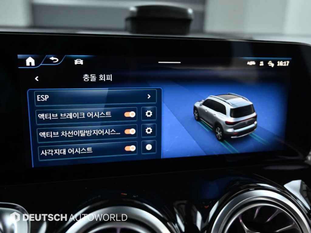 Mercedes-Benz EQB — photo 16