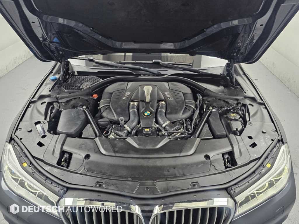 BMW 7-Series — photo 06