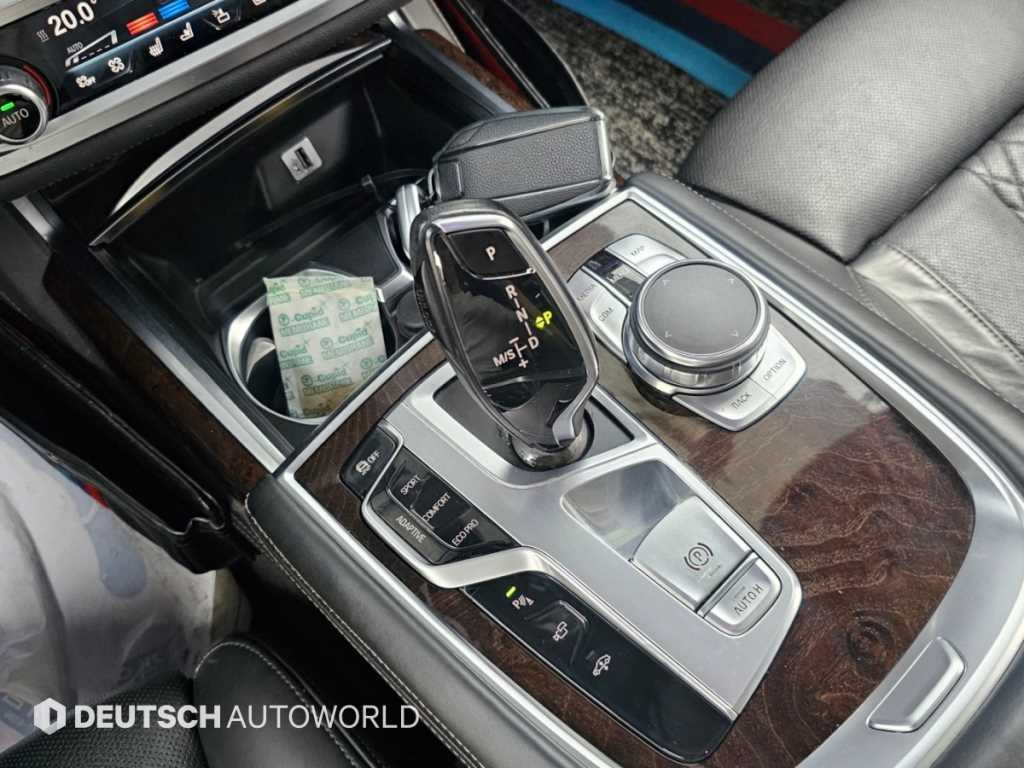 BMW 7-Series — photo 09