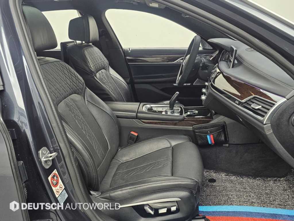 BMW 7-Series — photo 10