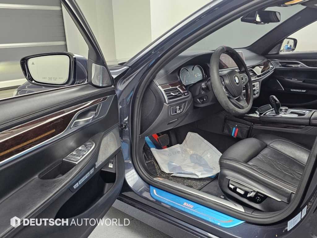 BMW 7-Series — photo 11