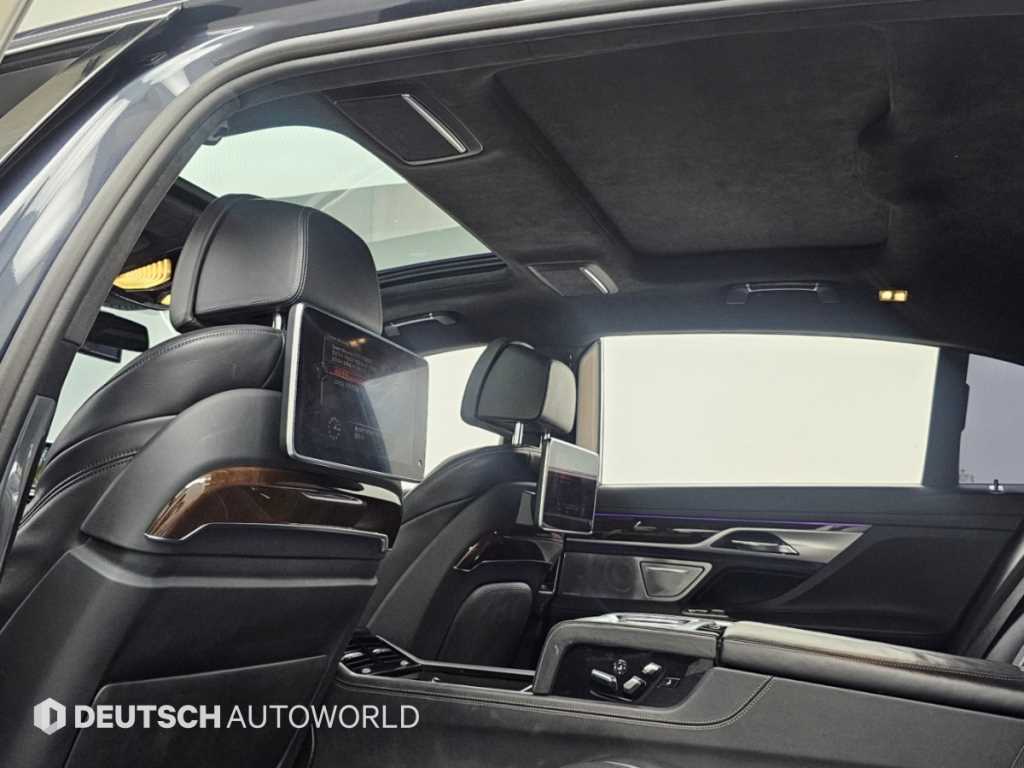 BMW 7-Series — photo 18