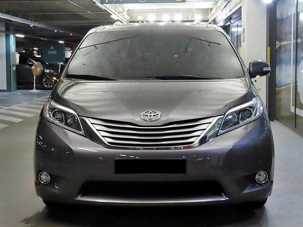 Toyota Sienna — photo 02