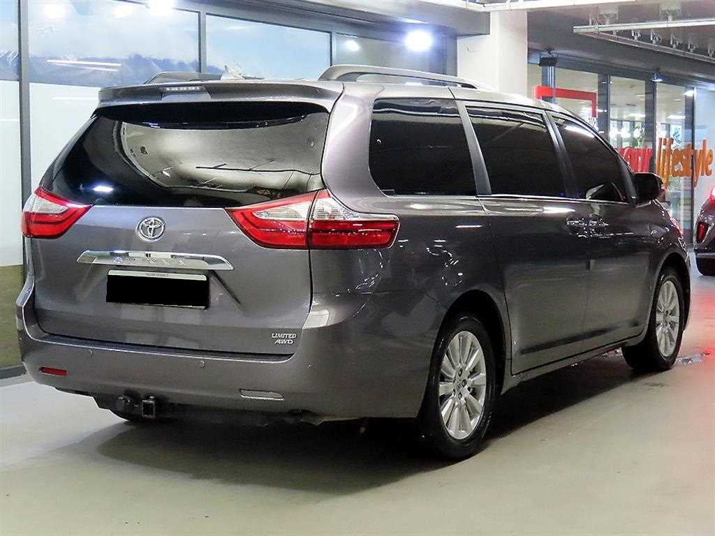 Toyota Sienna — photo 04