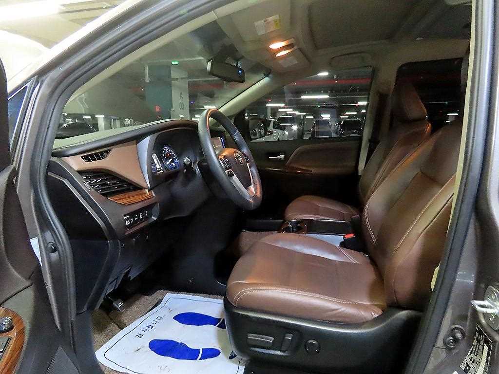 Toyota Sienna — photo 07