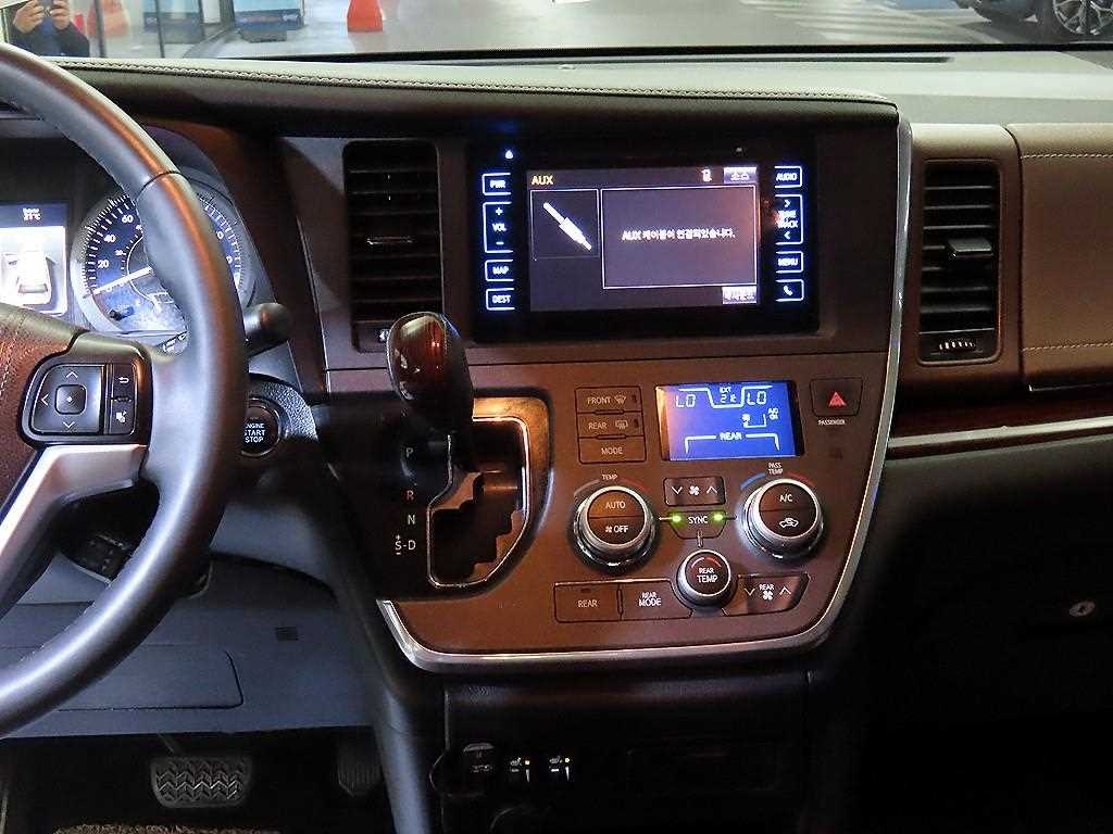Toyota Sienna — photo 12