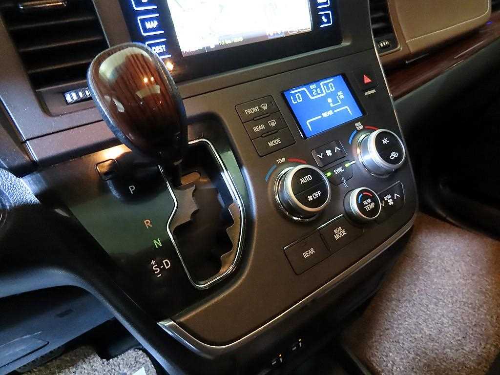 Toyota Sienna — photo 13