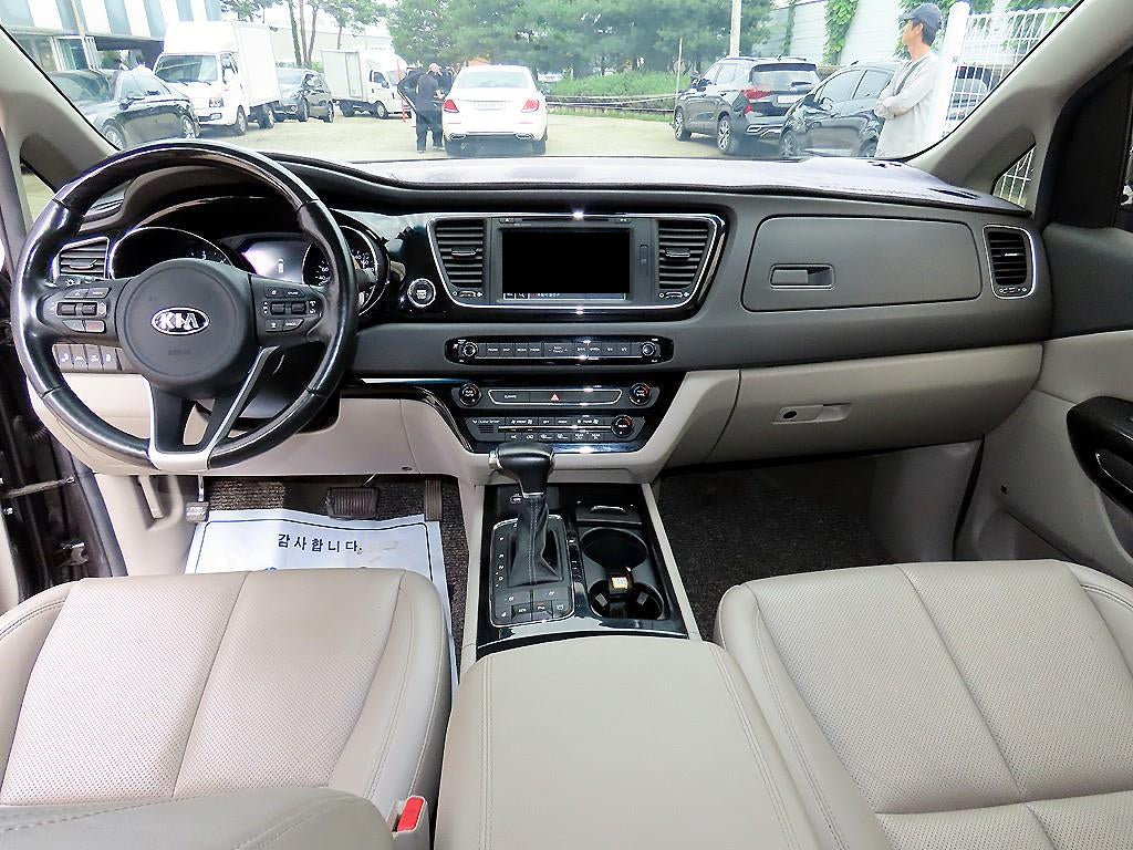 Kia Carnival — photo 08