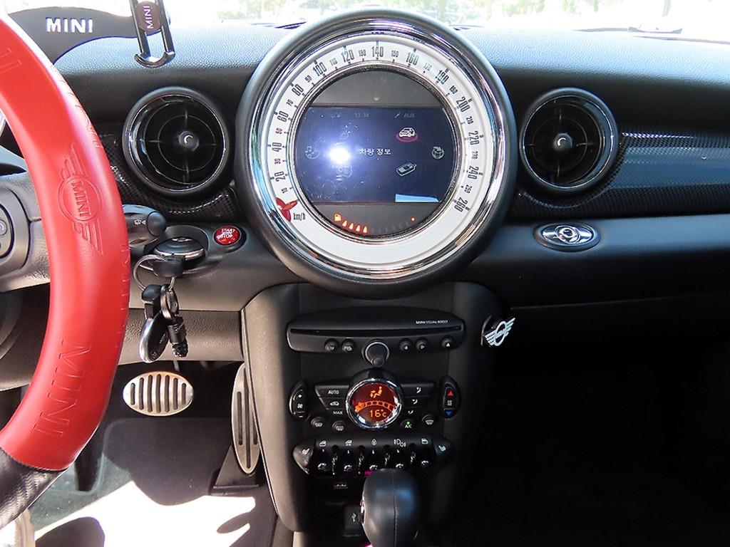 Mini Cooper Convertible — photo 17