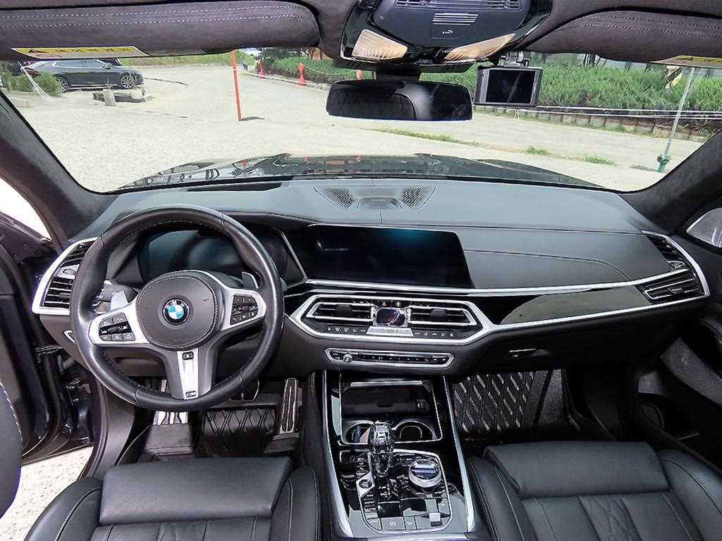BMW X7 — photo 08