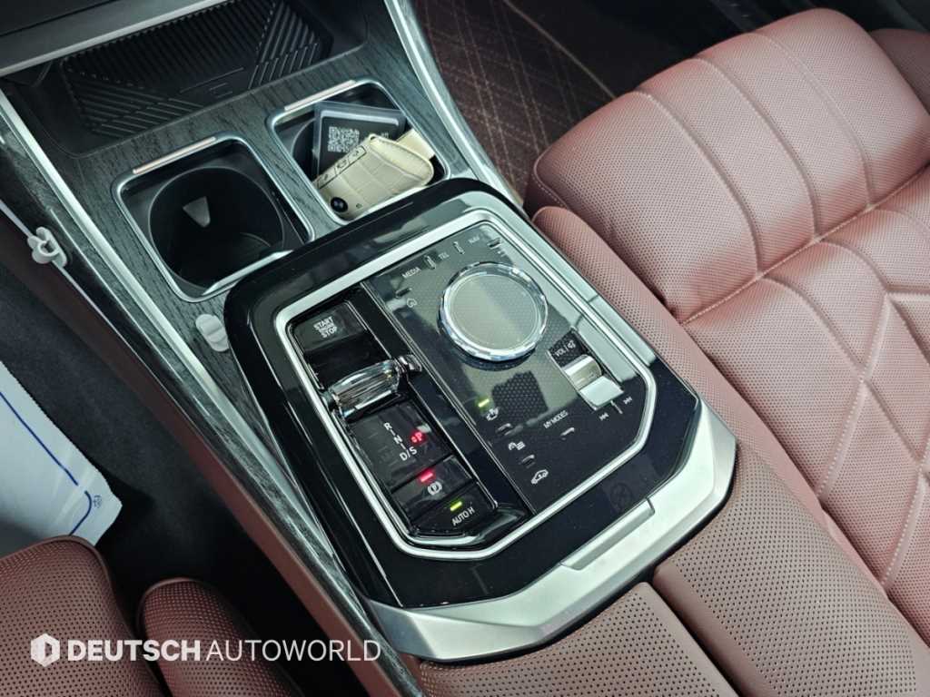 BMW 7-Series — photo 09