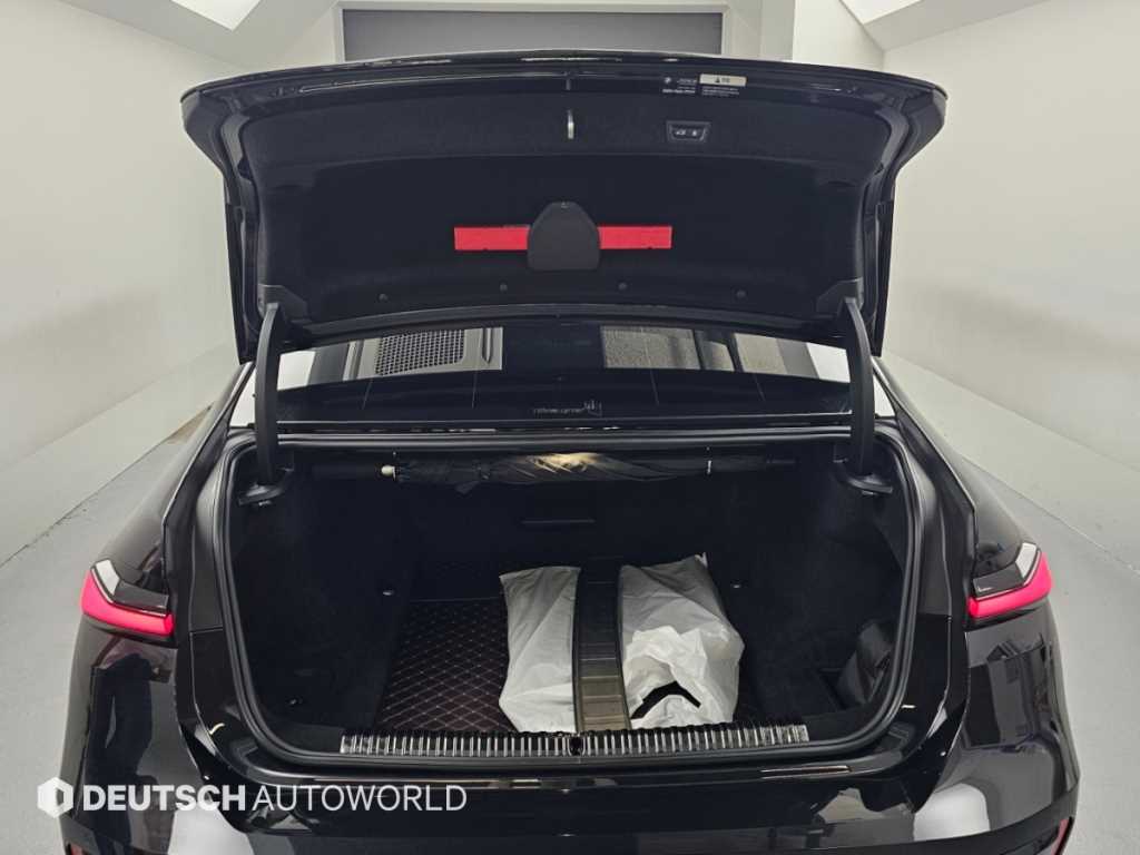 BMW 7-Series — photo 19