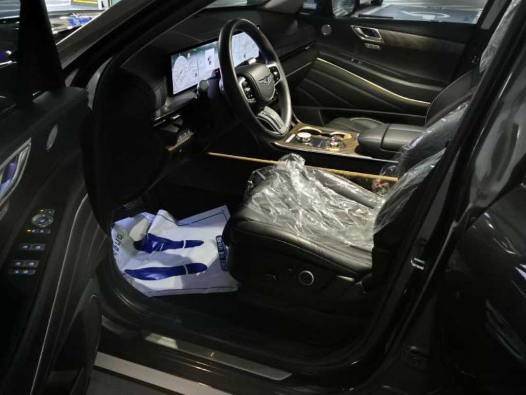 Genesis GV80 — photo 09