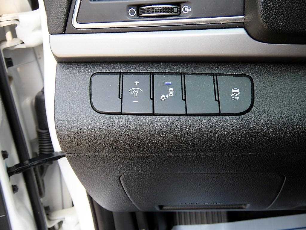 Hyundai Avante — photo 12