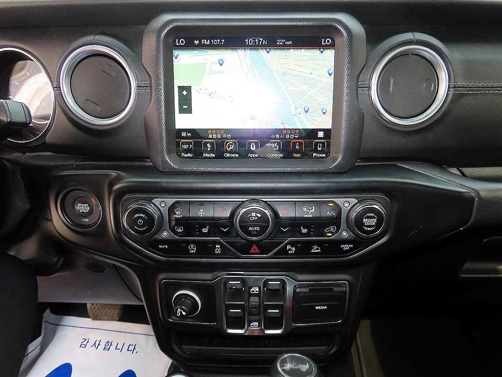 Jeep Wrangler — photo 13