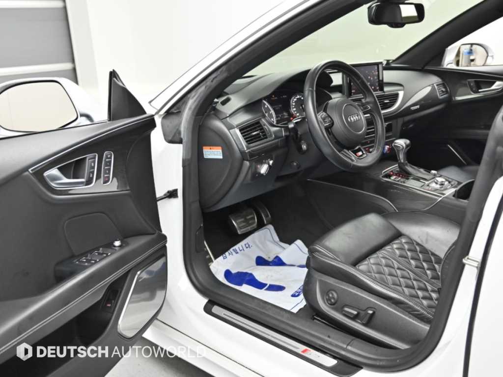 Audi S7 — photo 11