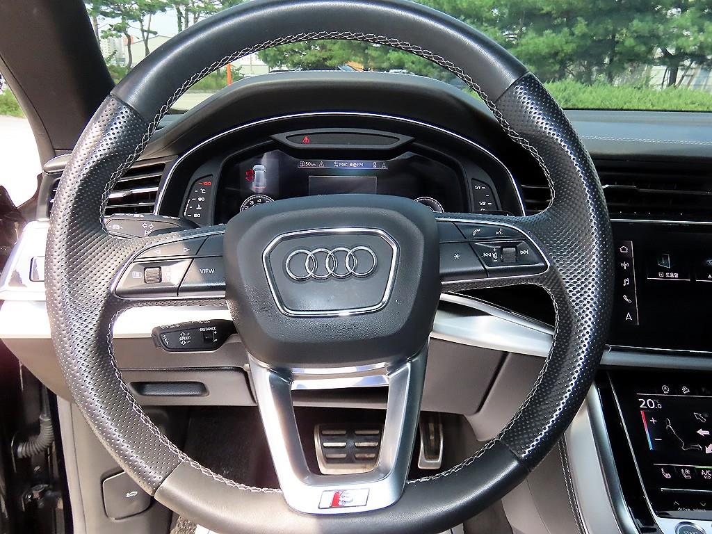 Audi Q8 — photo 08