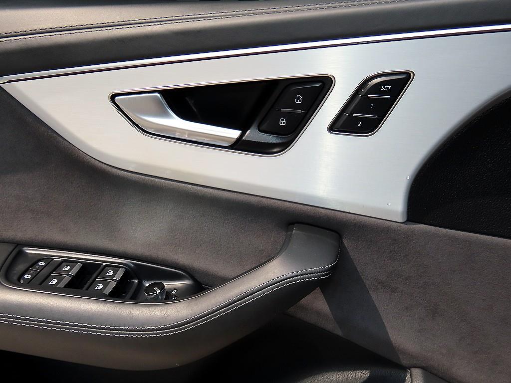 Audi Q8 — photo 12