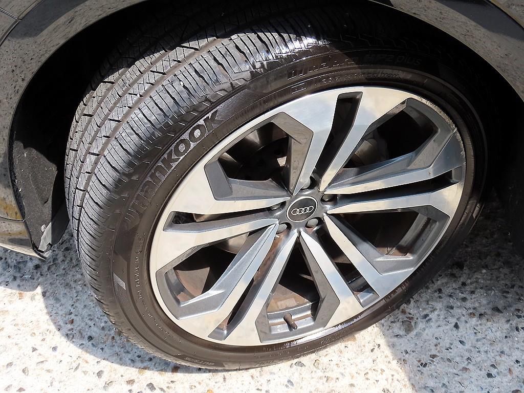 Audi Q8 — photo 20