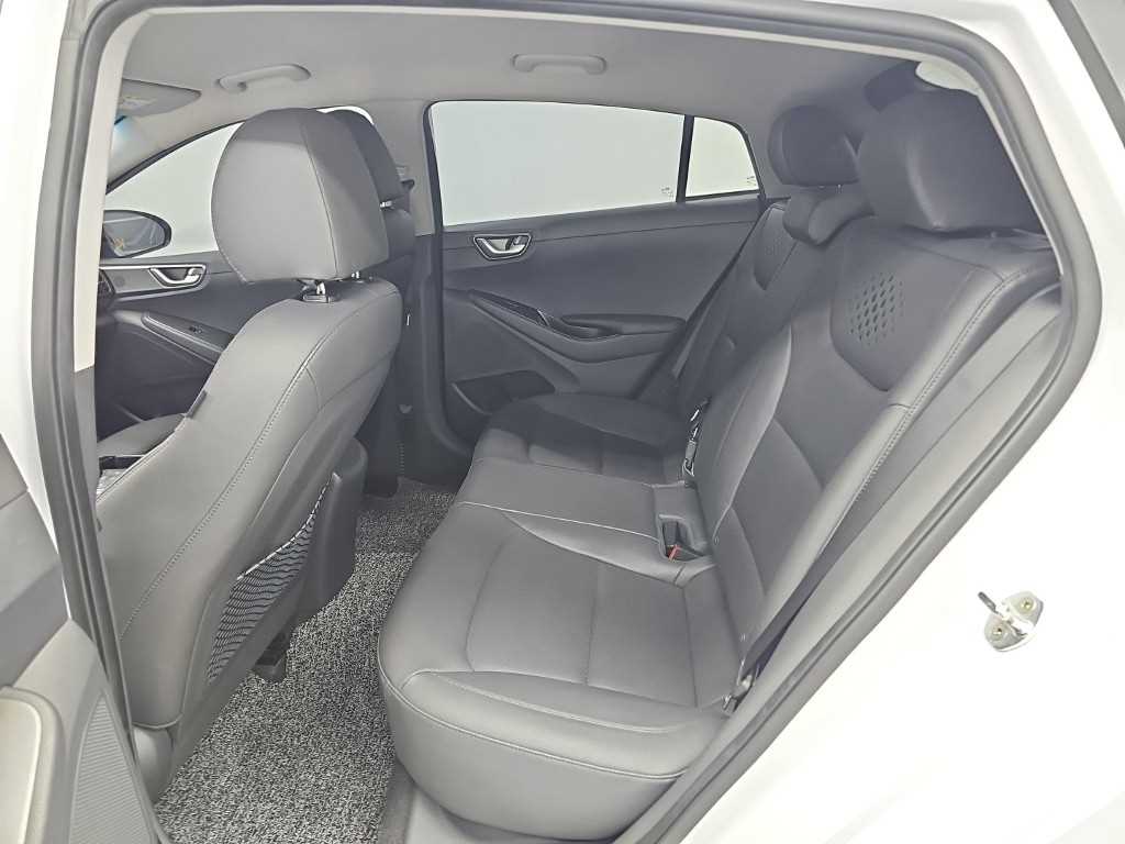 Hyundai Ioniq — photo 13