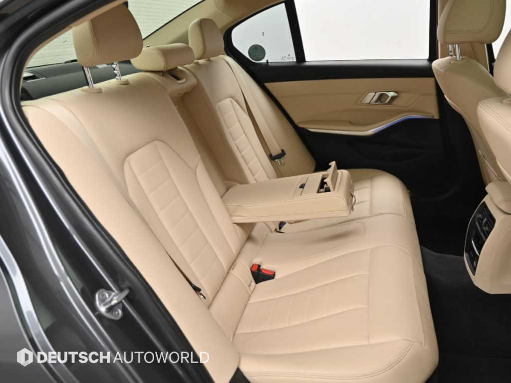 BMW 3-Series — photo 12