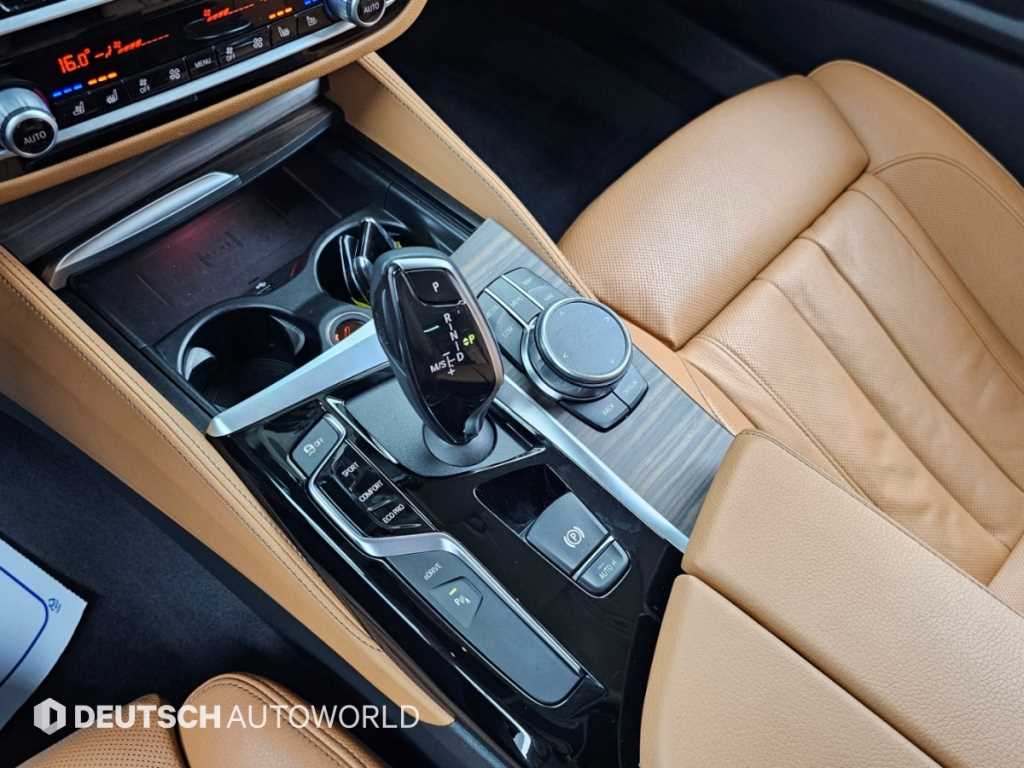 BMW 5-Series — photo 09