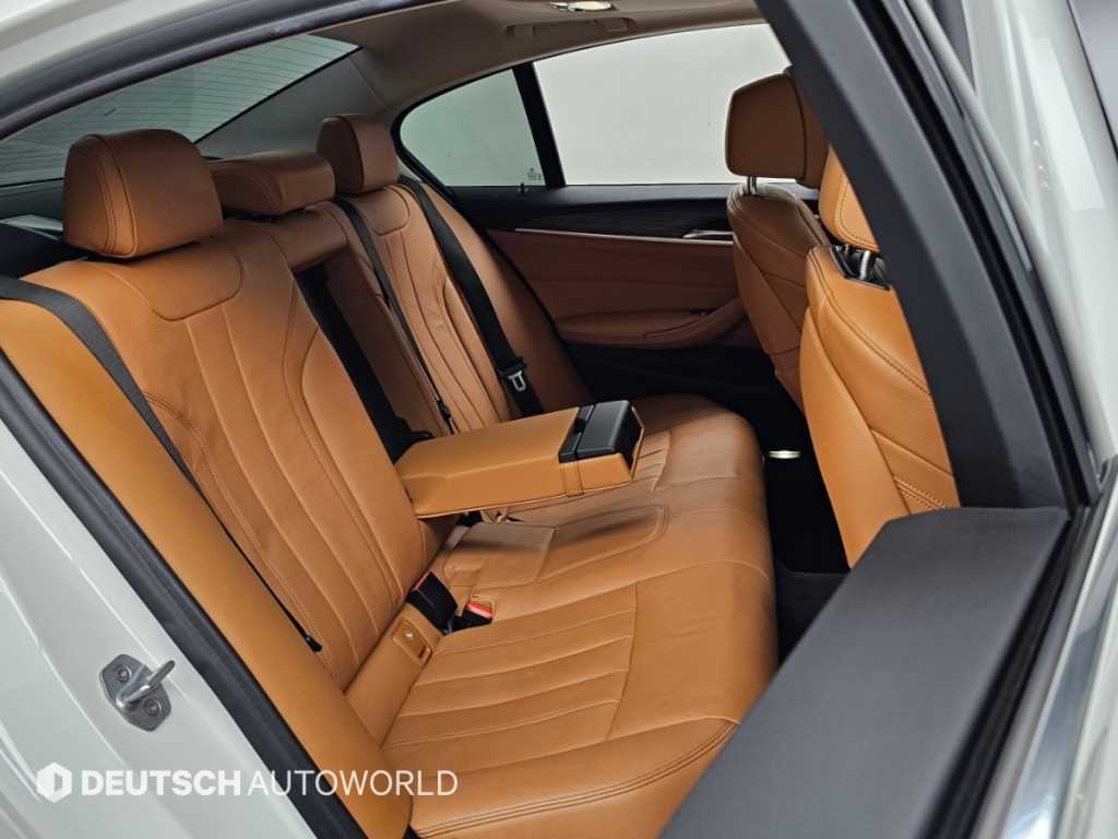 BMW 5-Series — photo 12