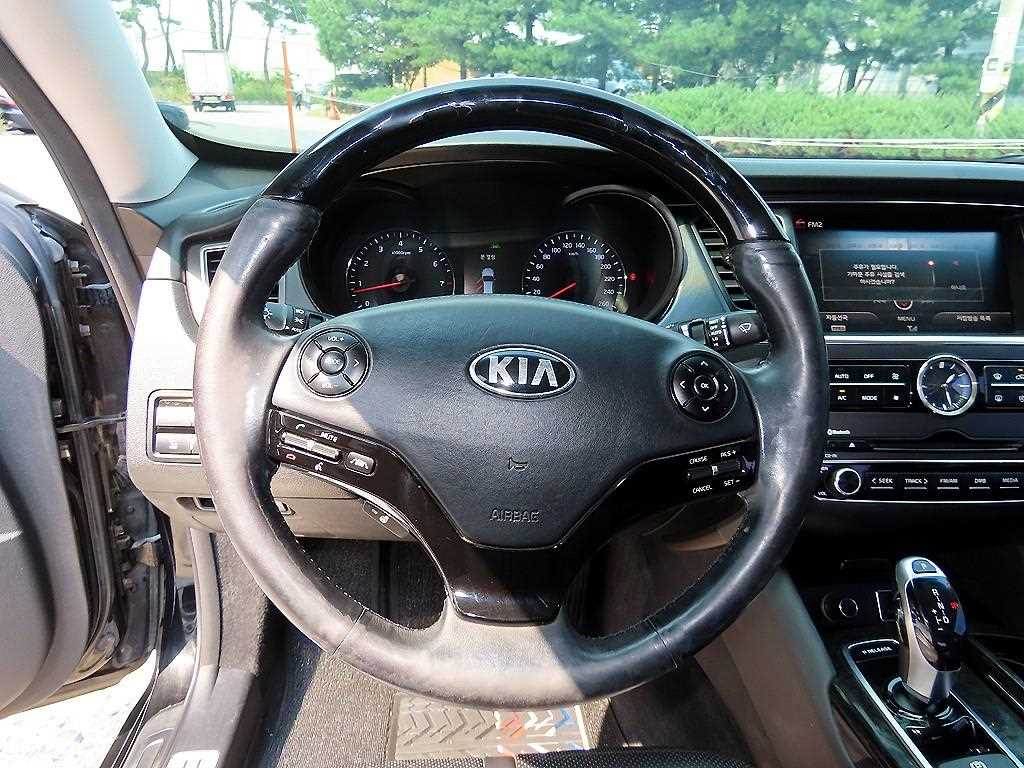 Kia K9 — photo 08