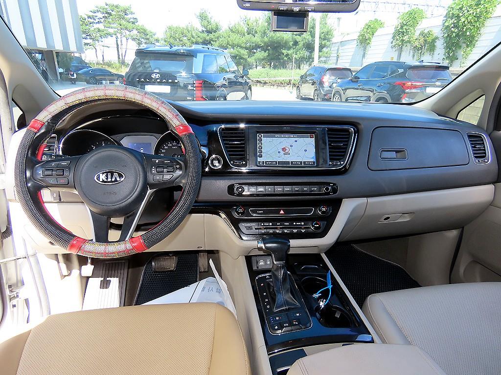 Kia Carnival — photo 08