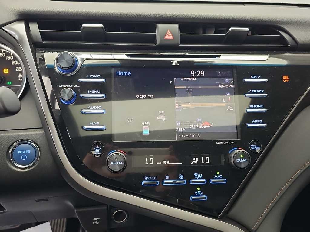 Toyota Camry — photo 10