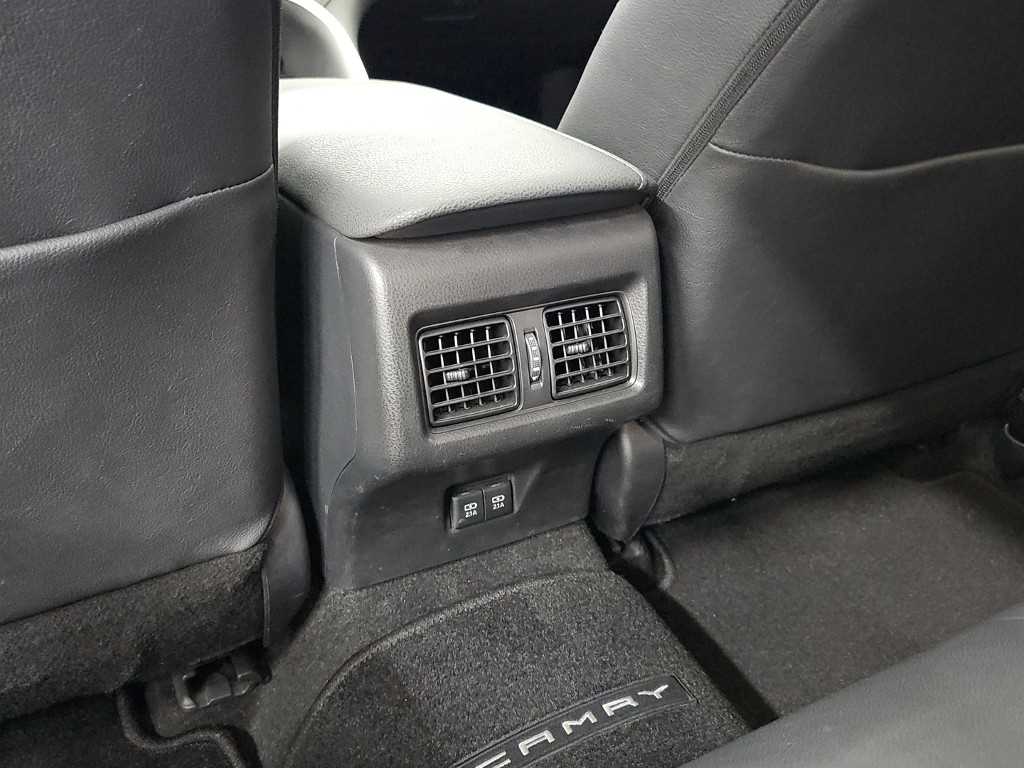 Toyota Camry — photo 13