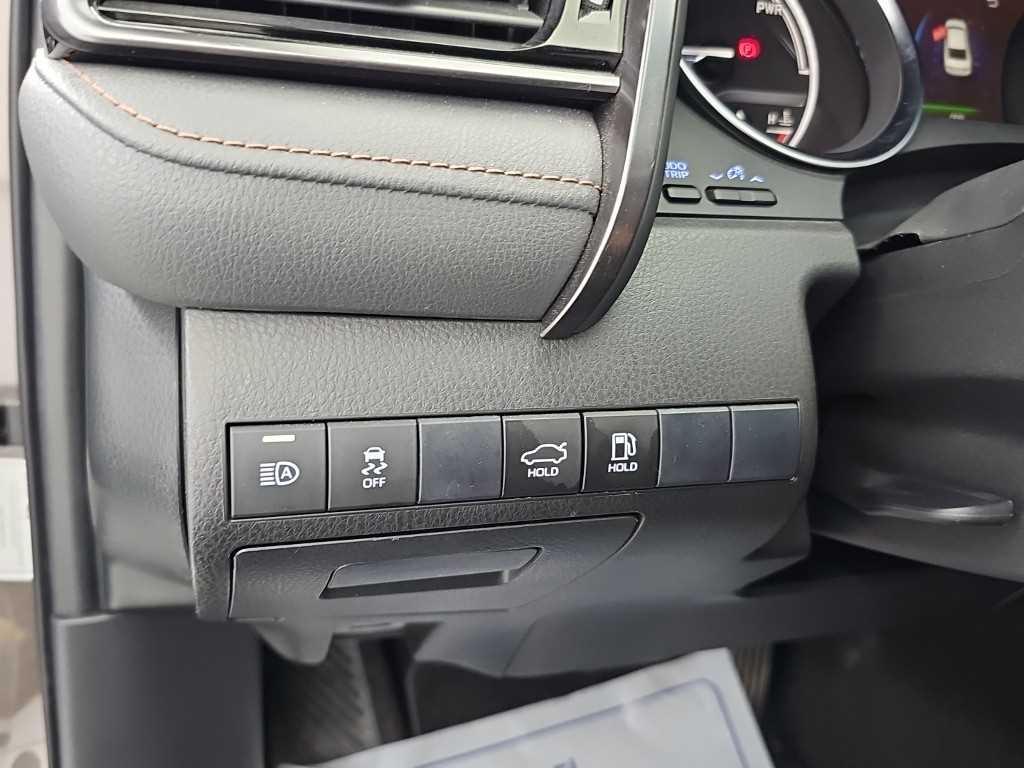 Toyota Camry — photo 19