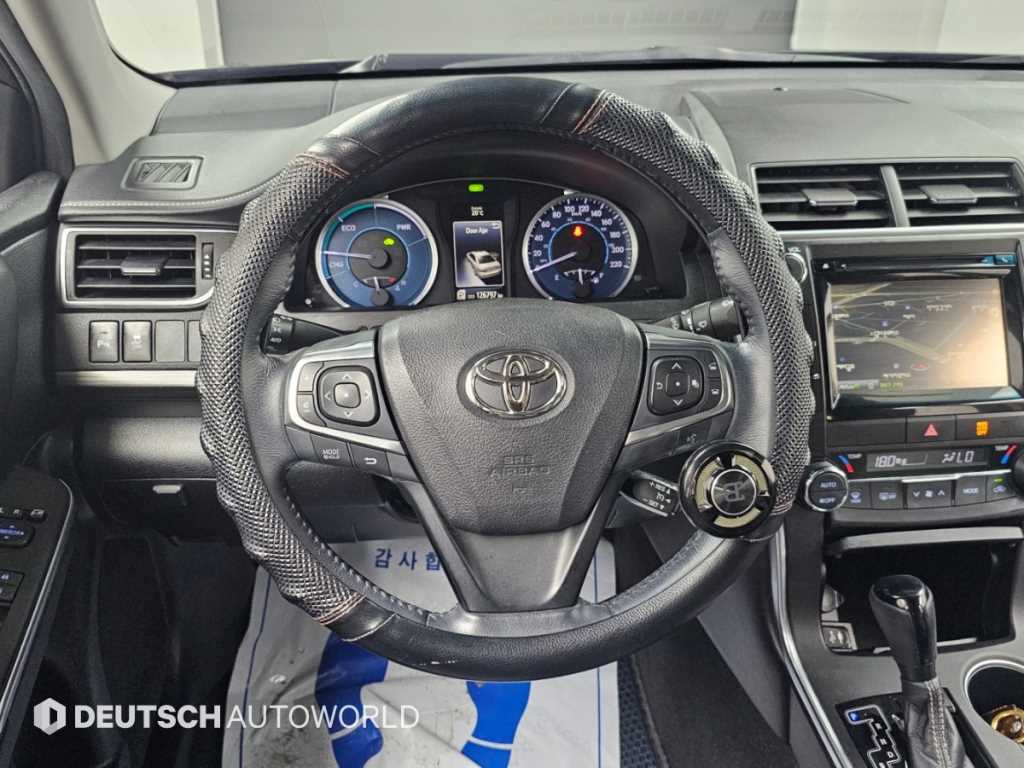 Toyota Camry — photo 13