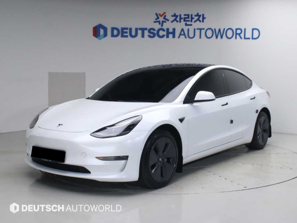 Tesla Model 3 — photo 01
