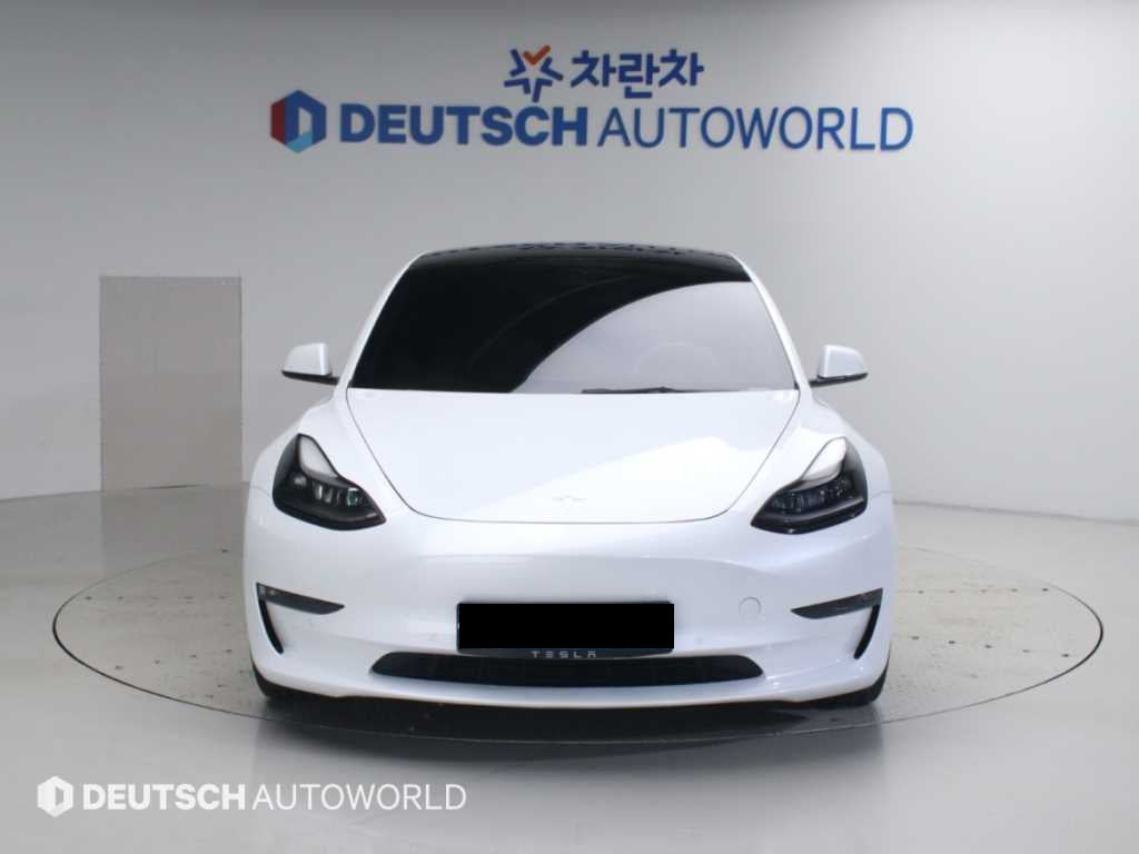 Tesla Model 3 — photo 03
