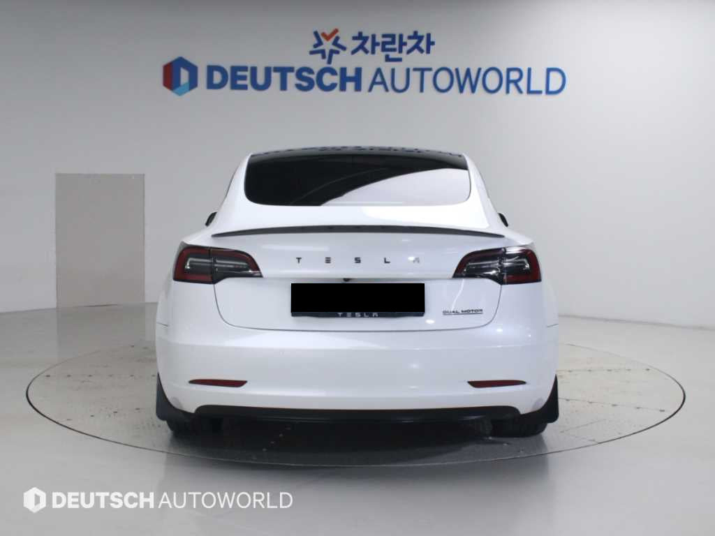 Tesla Model 3 — photo 04