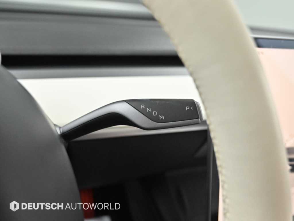 Tesla Model 3 — photo 09