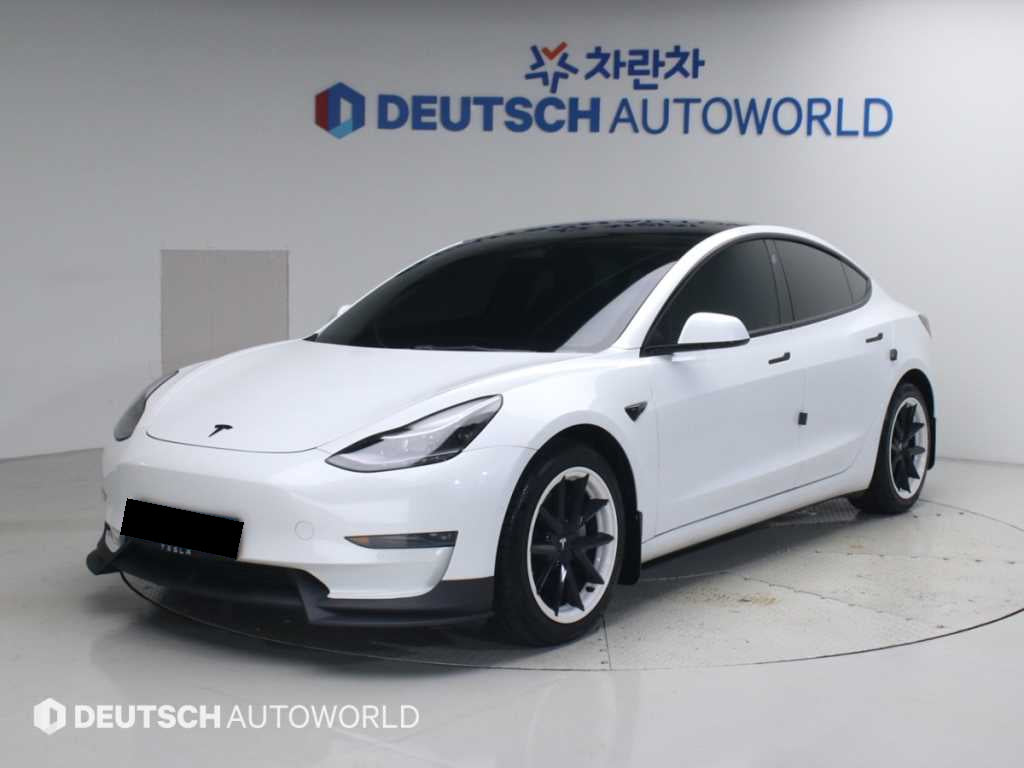Tesla Model 3 — photo 01