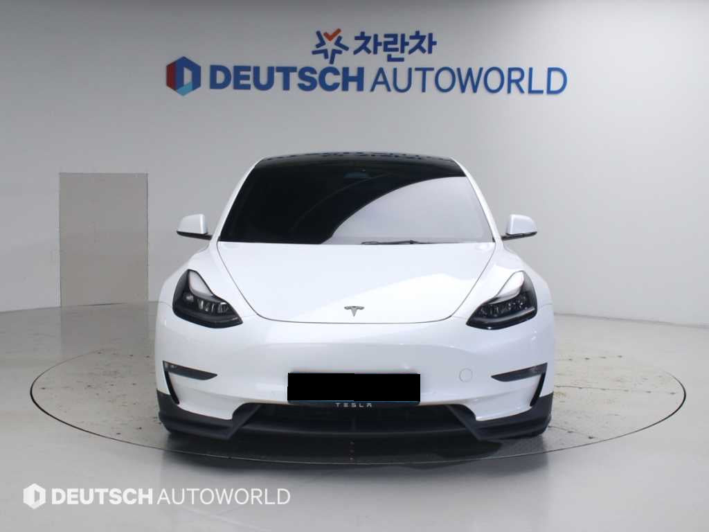 Tesla Model 3 — photo 03