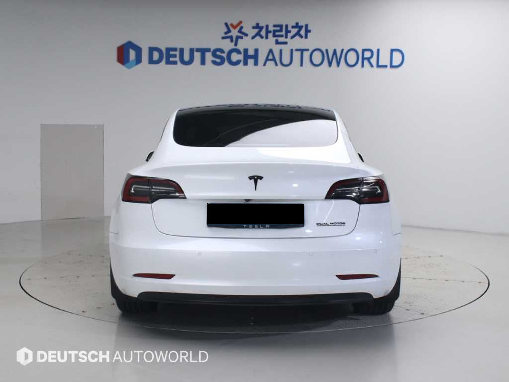 Tesla Model 3 — photo 04