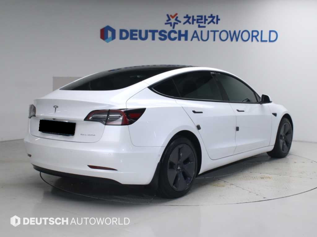 Tesla Model 3 — photo 02