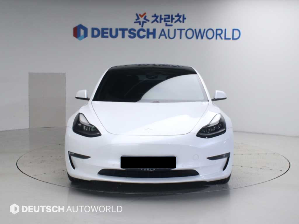 Tesla Model 3 — photo 03