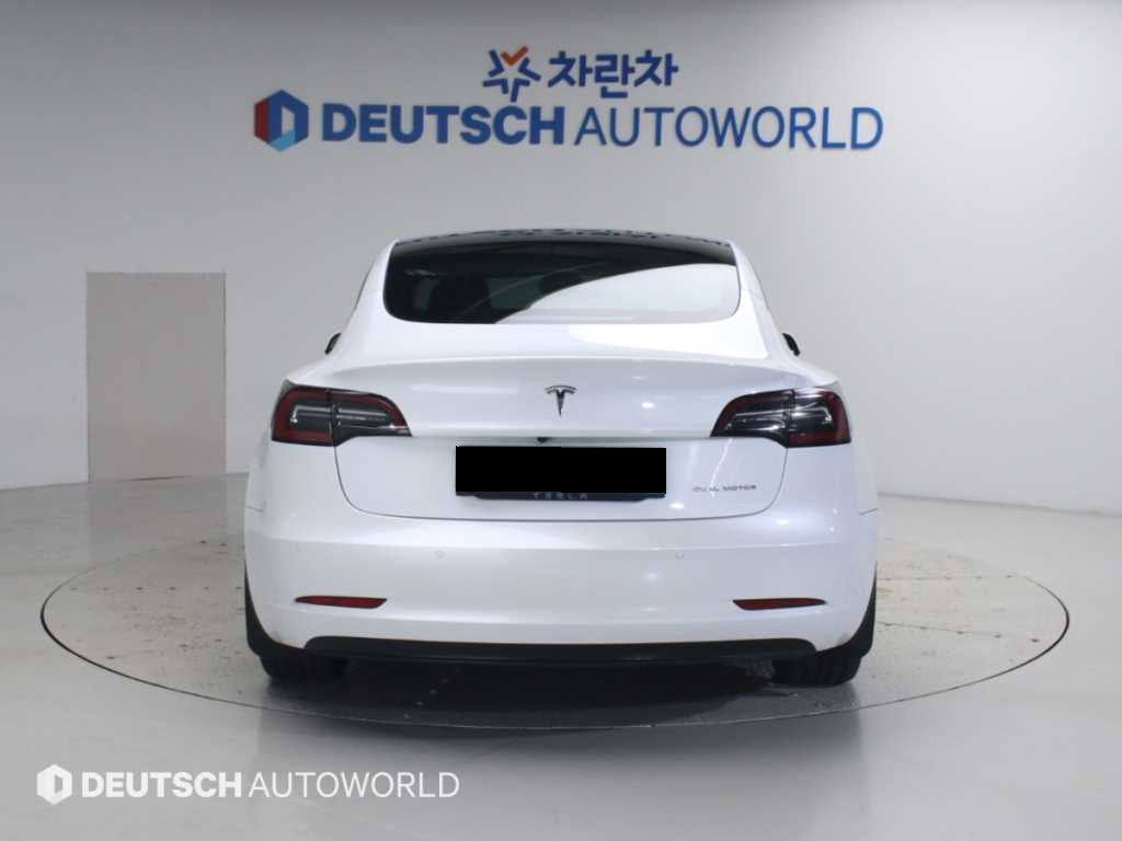 Tesla Model 3 — photo 04