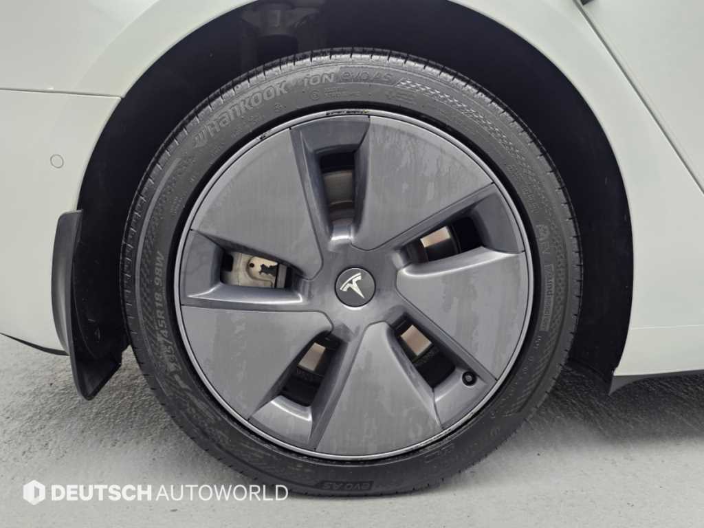 Tesla Model 3 — photo 05