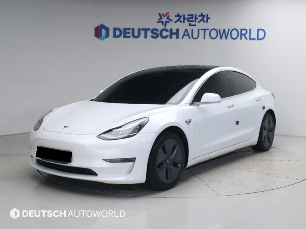 Tesla Model 3 — photo 01